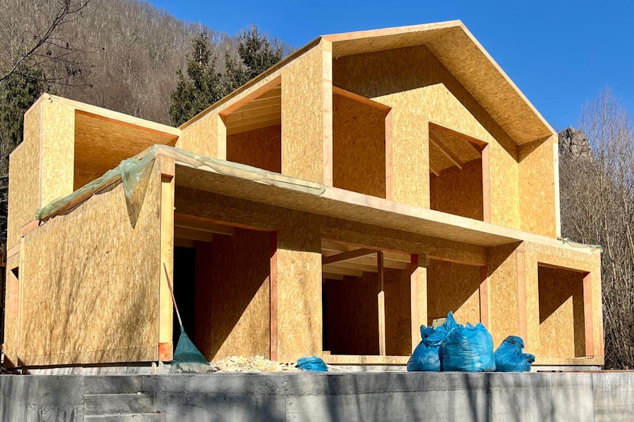 perspectiva spate casa 300mp din panouri sip din poliuretan de la sipvlamada